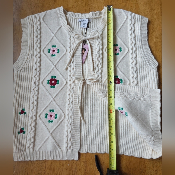 🆕️ Sincerely Jules Cream Cable Knit Floral Embroidery Cardigan Vest  Size XL - Picture 8 of 8